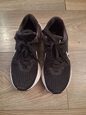 Nike Black and White Running Sneakers Boys Size 5